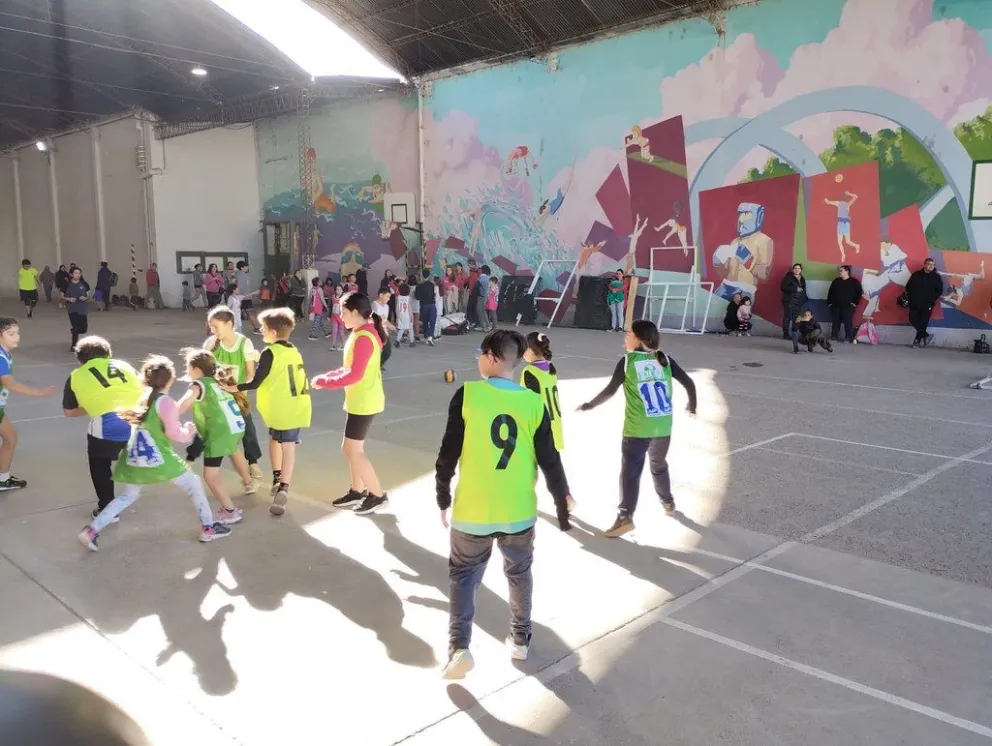 Encuentro final de mini básquet en el Complejo Deportivo Municipal