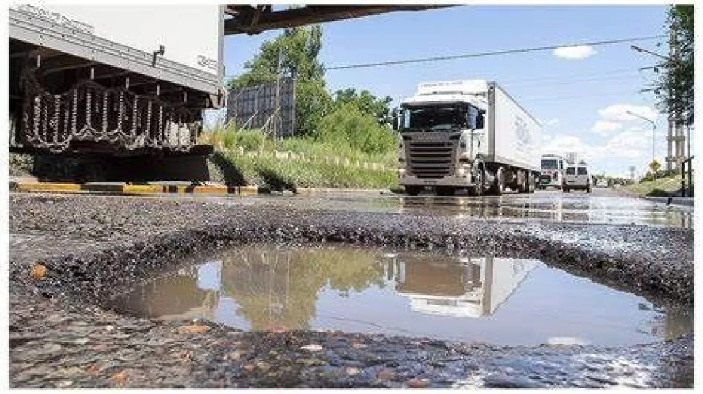Después de la lluvia, salieron a la luz los pozos en la Ruta 151 