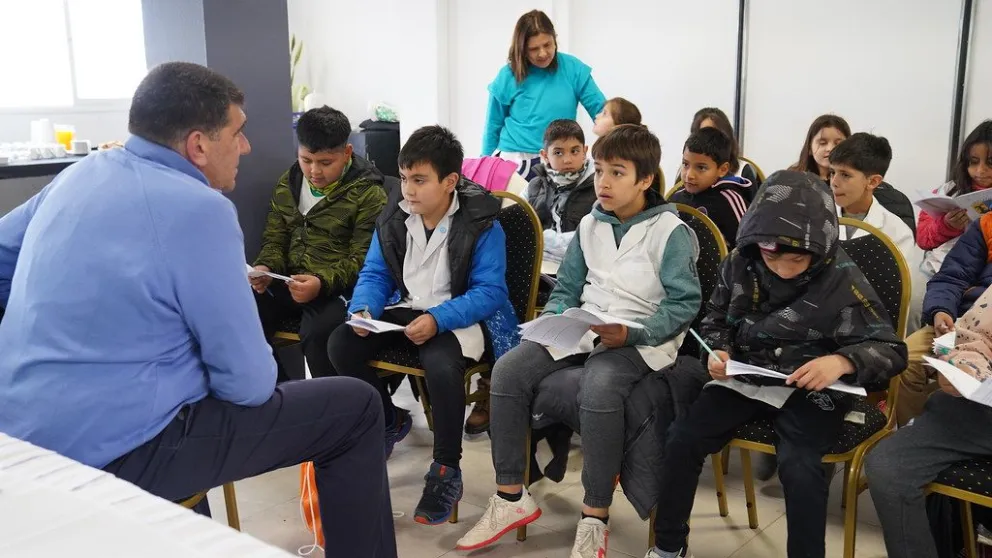 Alumnos de primaria se reunieron con el intendente, ¿habrán surgido aspiraciones a conducir la ciudad?