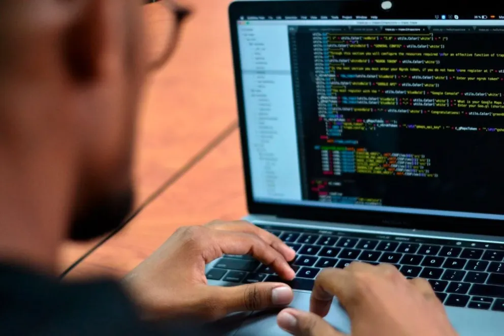 A través de un virus  le hackearon su cuenta bancaria y le robaron 23 millones de pesos