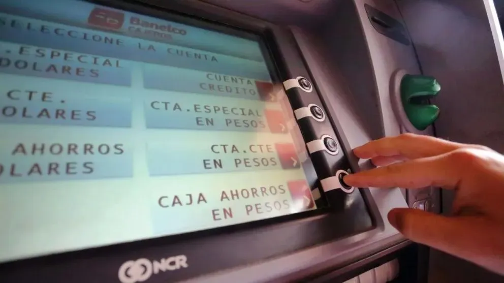 Los policías y penitenciarios cobrarán este sábado debido al día del bancario