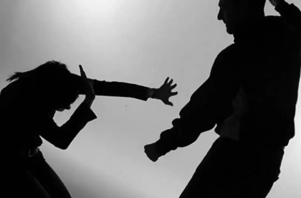 Detuvieron a hombre por brutal ataque a su pareja con un bebé en brazos: le pegó con una cadena