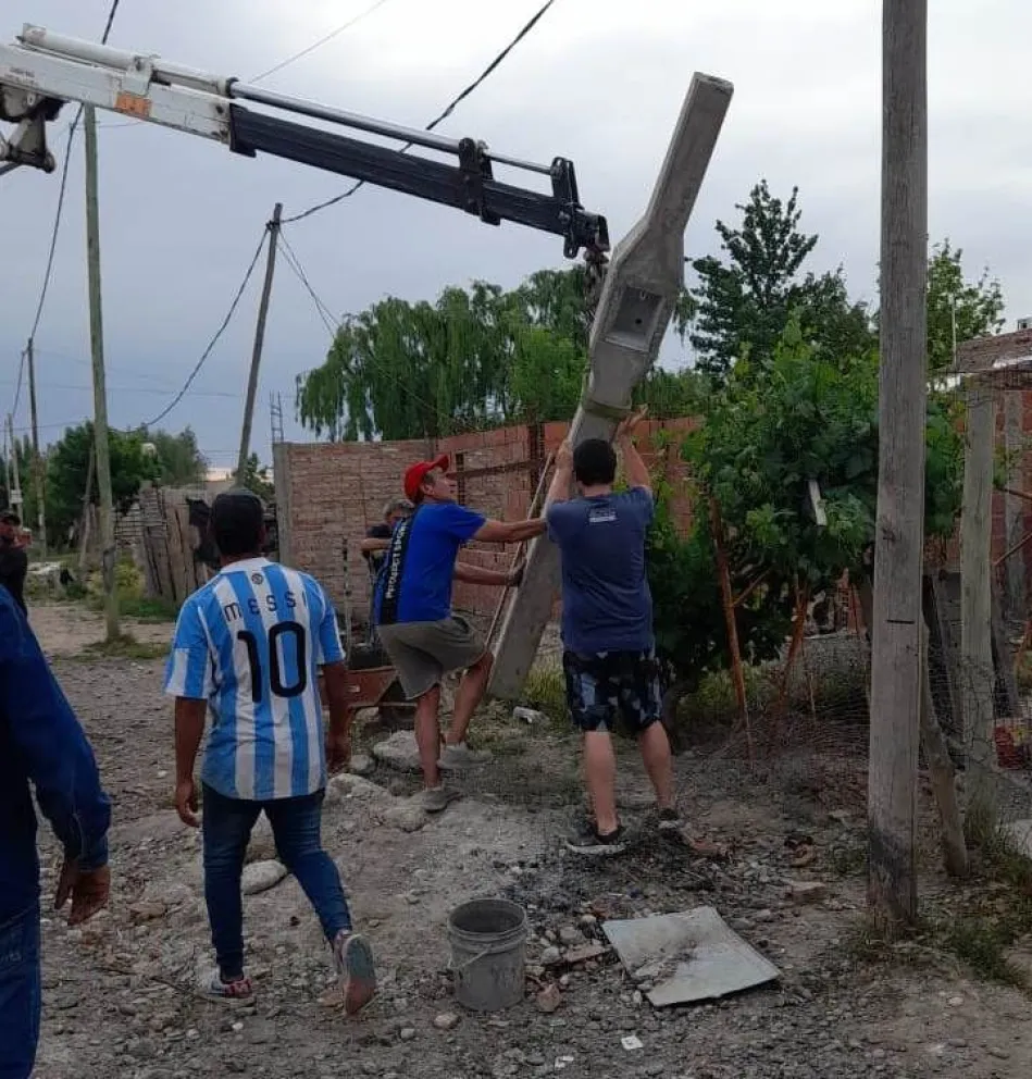 Con la entrega de pilares avanza la regularización del barrio Nueva Esperanza