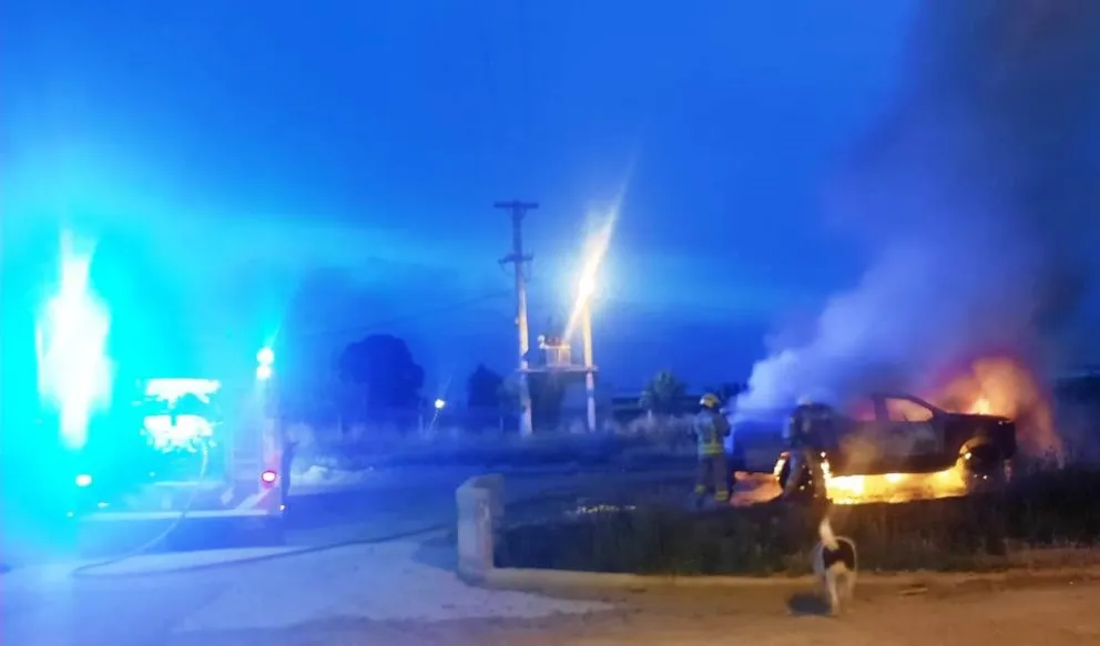 VIDEO: La camioneta usada para el robo de la joyería fue abandonada e incendiada
