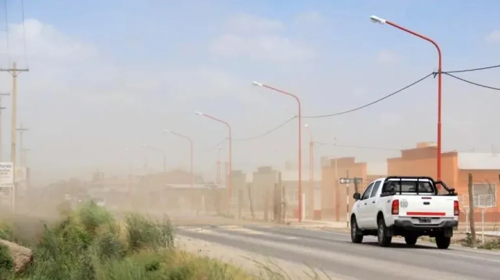 Viento fuerte en la región: caída de árboles, incendios y la rotura de la carpa del circo