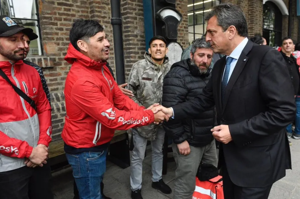 Massa anunció la puesta en marcha del seguro gratuito para los mensajeros y trabajadores de delivery de todo el país