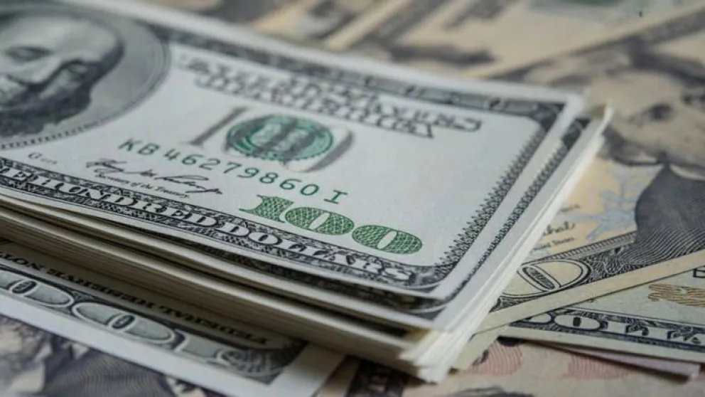 El dólar blue vuelve a caer y bajó $35 pesos este martes 