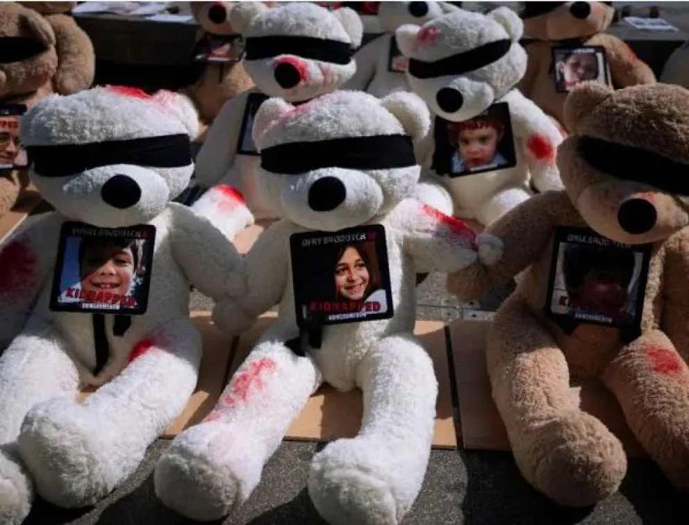 Intervención en el Obelisco por los niños argentinos secuestrados en la Guerra Israel-Hamas