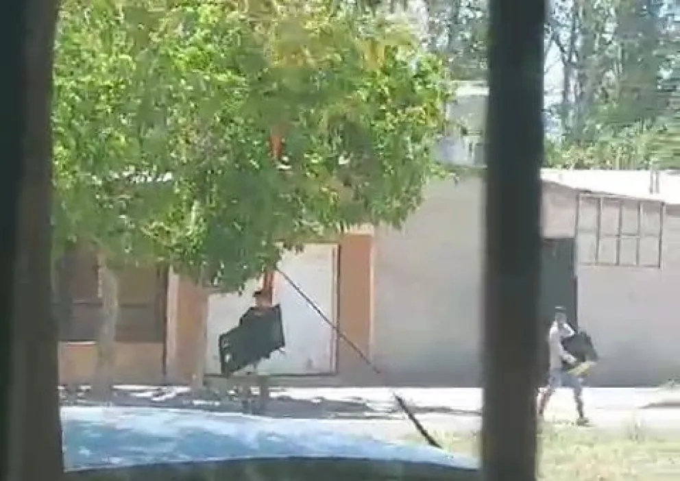 VIDEOS: Vecinos organizados evitaron que delincuentes escapen con electrodomésticos robados