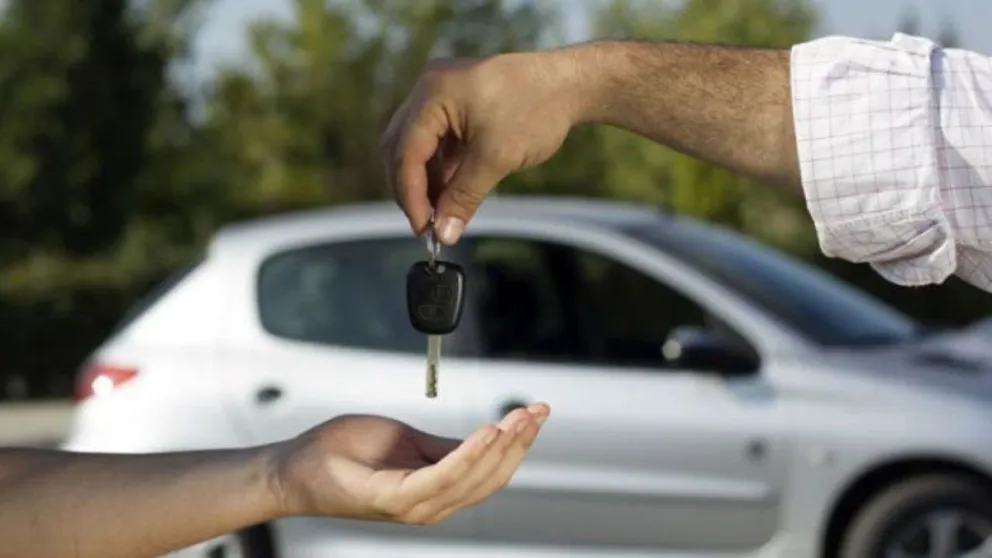 Se demoraron en entregarle un auto y la clienta cobrará una indemnización