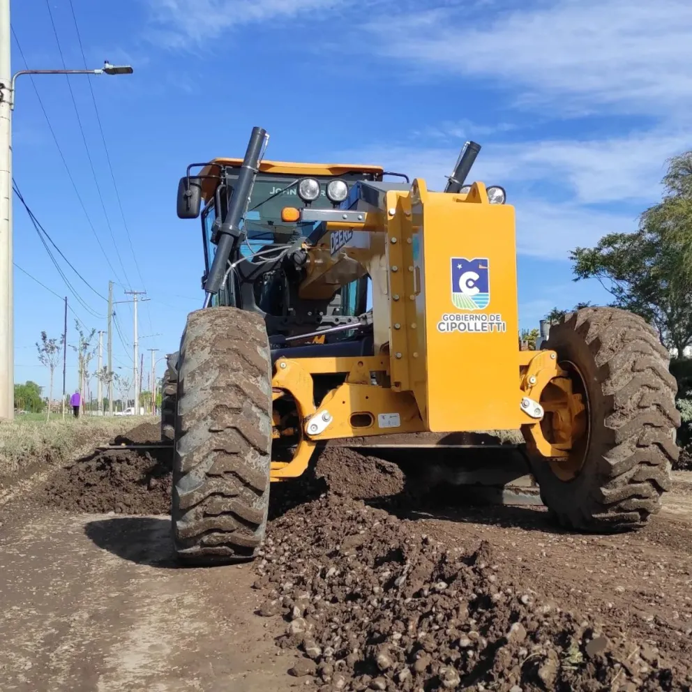 Realizan trabajos de mantenimiento en calles de tierra