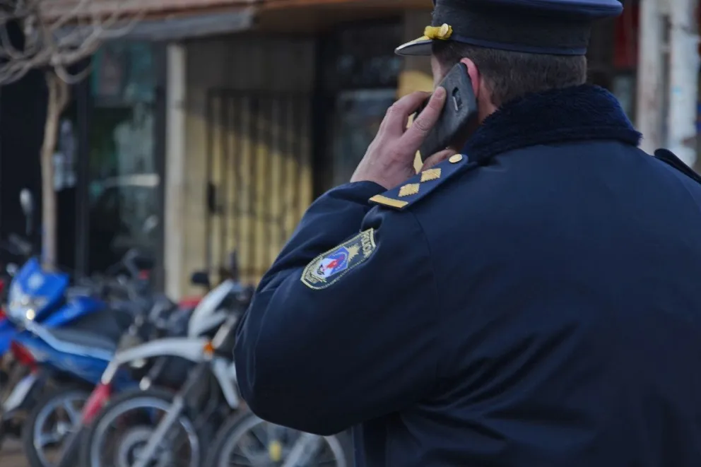 Personal policial auxilio a una menor practicando la maniobra de Heimlich