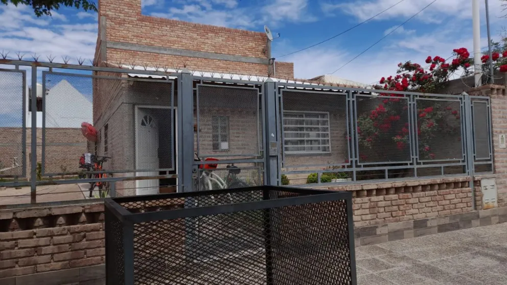 Balearon una vivienda de una familia del barrio San Lorenzo de Cipolletti