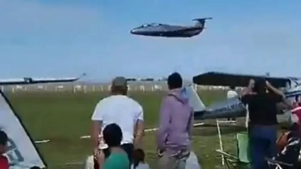 Tragedia en Santa Fe: un avión se estrelló durante show aéreo y dos personas murieron