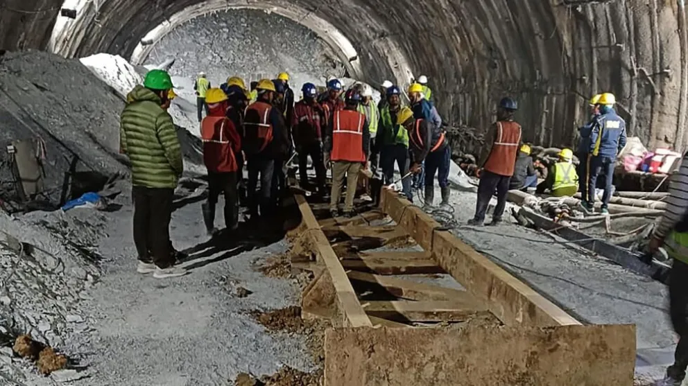 Dramático rescate en India: 40 trabajadores atrapados tras derrumbe de túnel