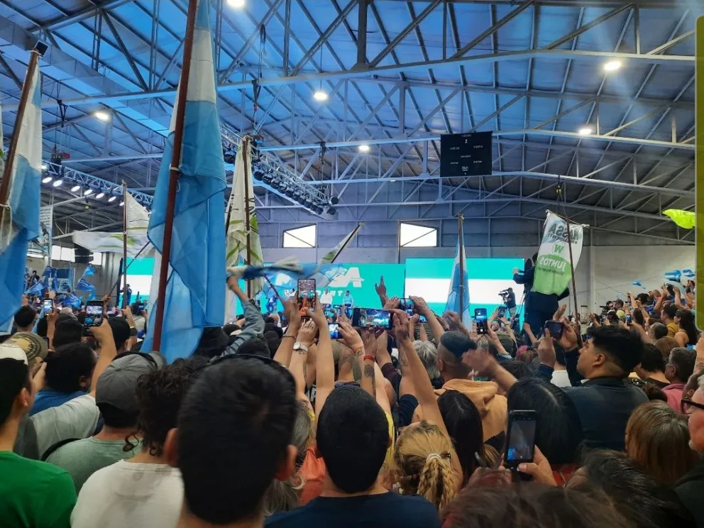 La visita de Massa a Cipolletti le puso color, sonido y sabor a la calle Naciones Unidas