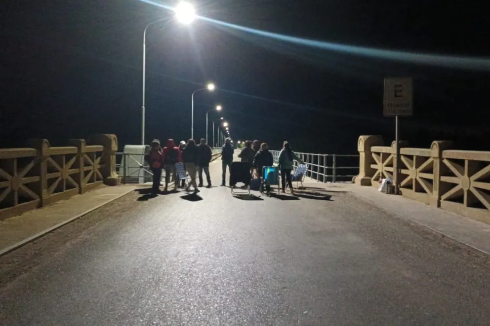 Cortes en ruta 7 y en Dique Ballester por falta de agua y de trabajadores municipales
