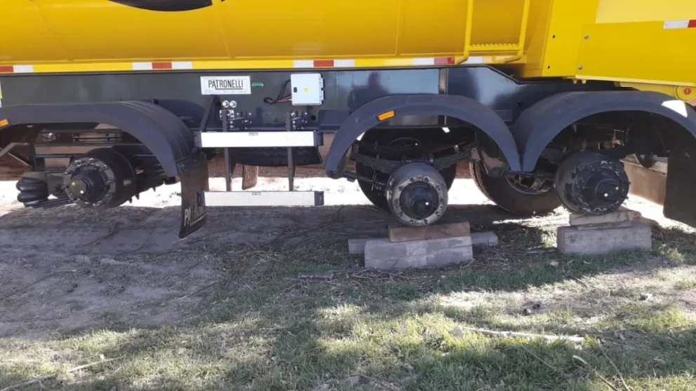 Robaron todas las ruedas de un camión en el predio de Motocross en Ferri