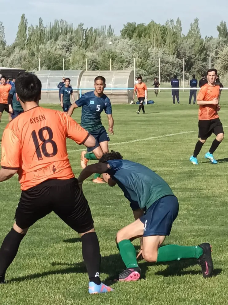 Juegos de la Araucanía: En Cipolletti, el fútbol define a sus campeones