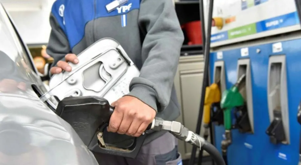 ¿Aumentan los combustibles? Tranquilo: era una fake news
