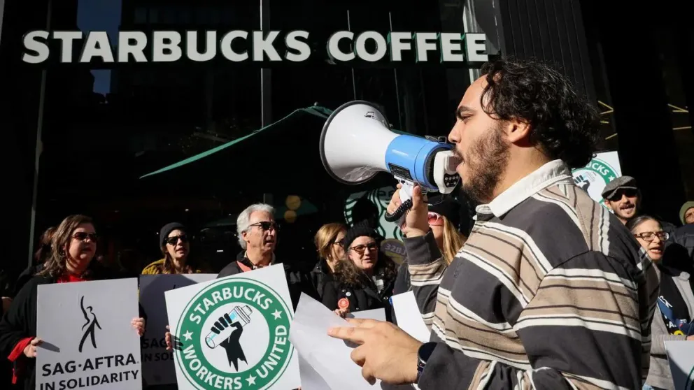 Protesta masiva en Starbucks durante el "día del Vaso Rojo"