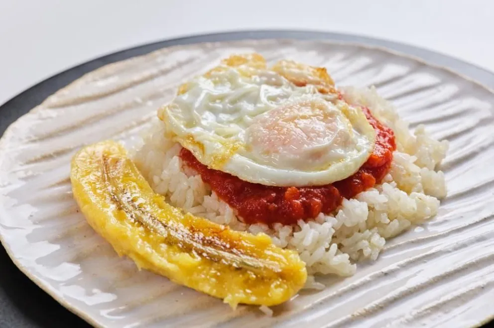 Arroz a la cubana: una rica receta con un origen que te va a sorprender