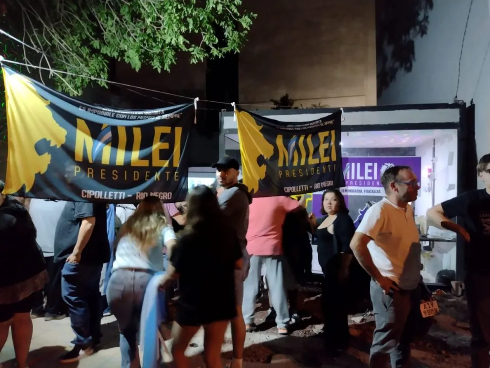 VIDEO: En Cipolletti los militantes de La Libertad Avanza festejaron en el centro