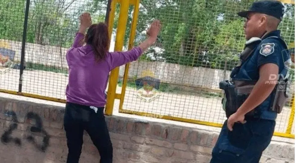 Una mujer fue demorada por robar boletas del cuarto oscuro 