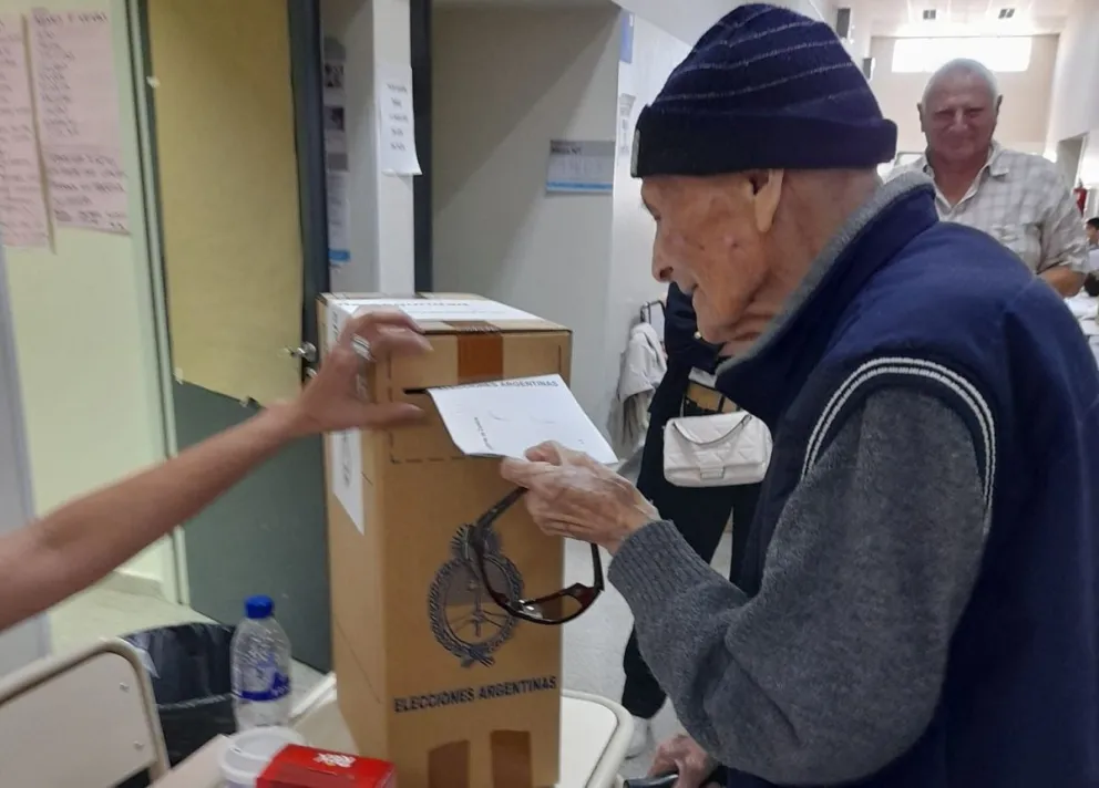Emoción total en la escuela 293: con sus 102 años, don Lolo fue a votar