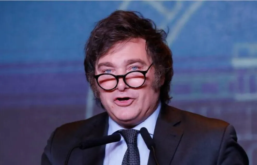 Milei anunció que privatizará YPF, la TV Pública, Radio Nacional y Télam