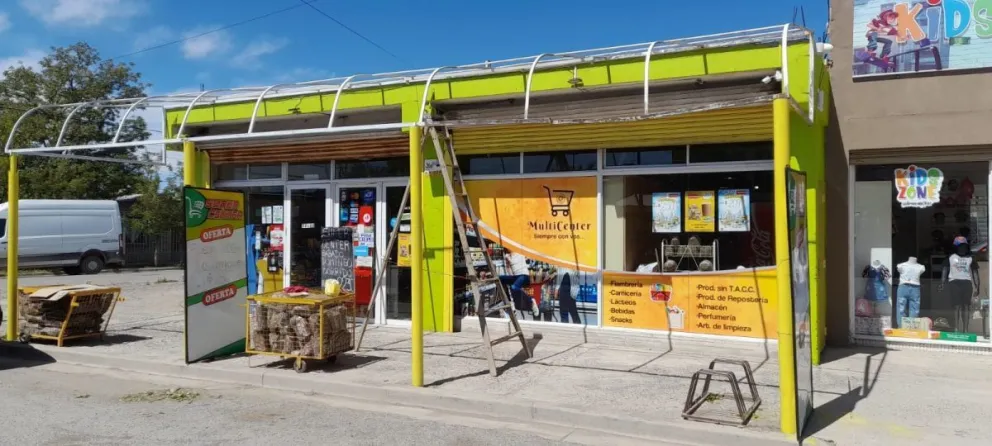 Días violentos: la empleada no le quiso fiar y la derribó de una brutal trompada