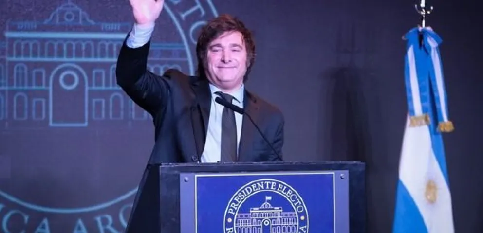 Milei anuncia medidas radicales: privatizará YPF, TV Pública, Radio Nacional y más