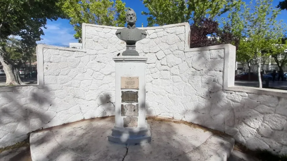 No se salva ni el padre de la Patria; robaron placas del monumento al prócer 
