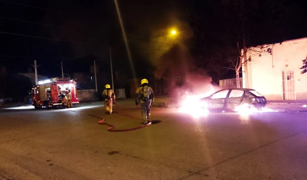    Dramático: incendiaron un vehículo en el Almirante Brown