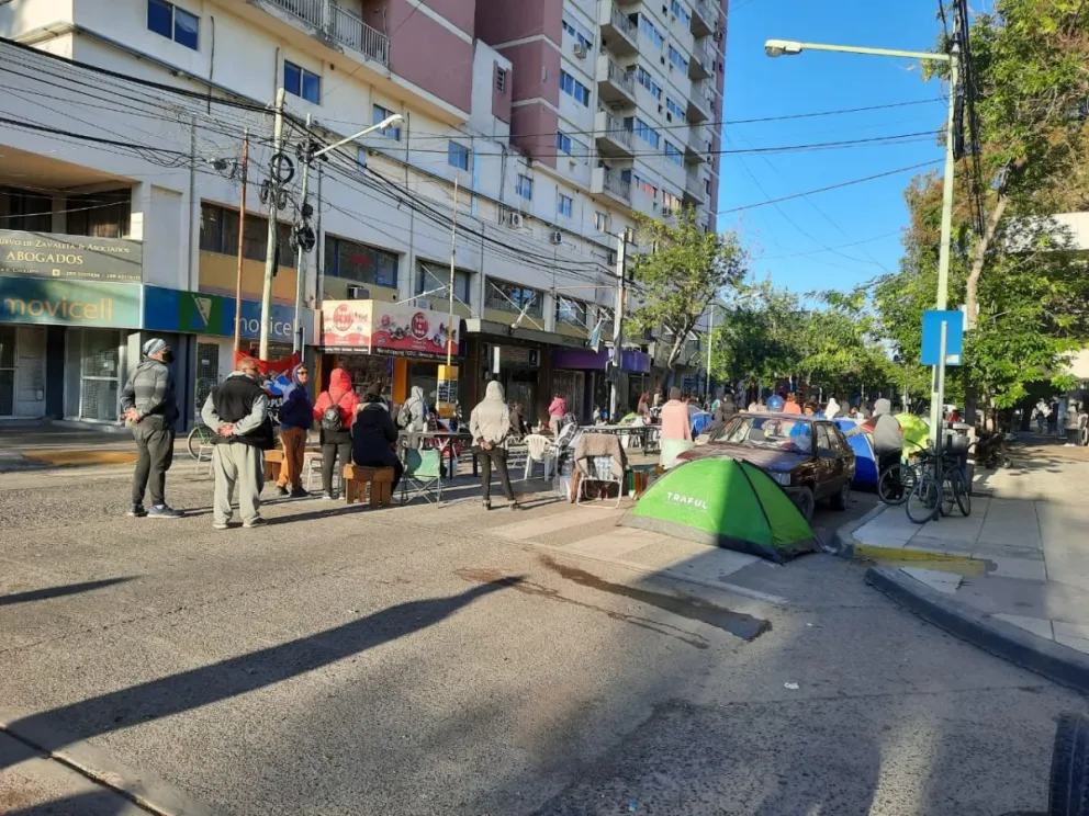 Continúa el acampe en Cipolletti: ¿Qué dijo la Municipalidad?