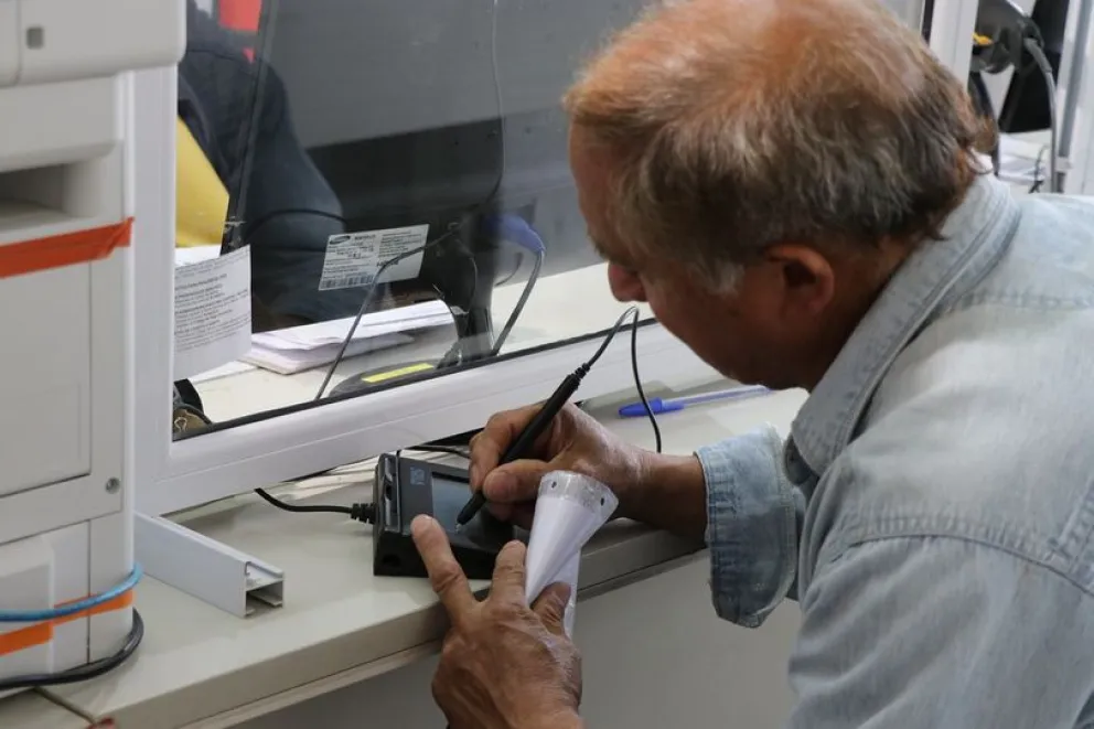 Jubilados mayores de 71 años no pagan licencia de conducir en Cipolletti