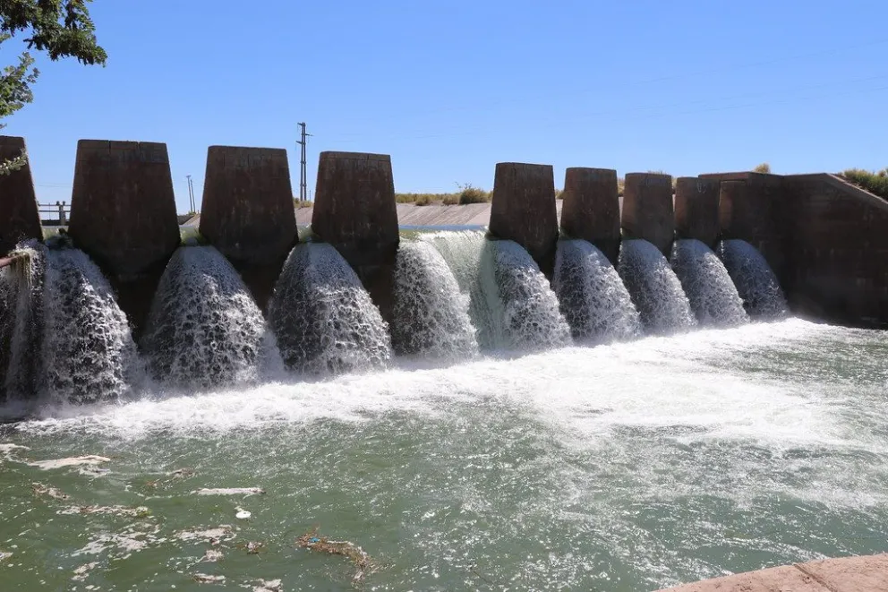 Vuelve el calor y vuelven las advertencias: recuerdan que está prohibido bañarse en los canales