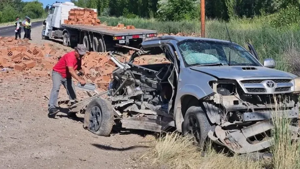 Impactante choque entre un camión de ladrillos y una camioneta en la Ruta 22