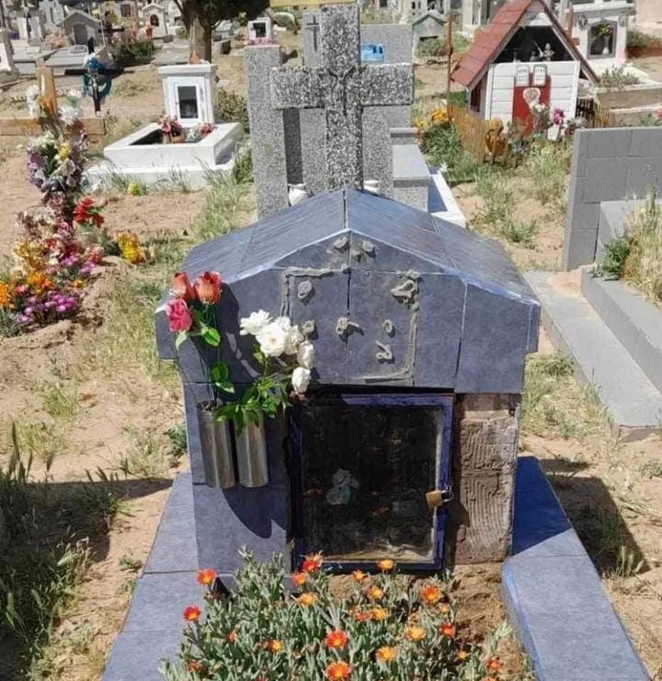 Una familia detenida por robar placas en el cementerio con sus hijos menores de edad