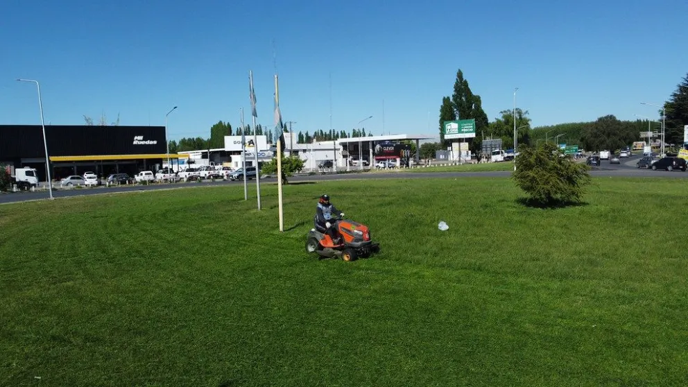 Avanzan las tareas de mantenimiento de césped en espacios verdes cipoleños 