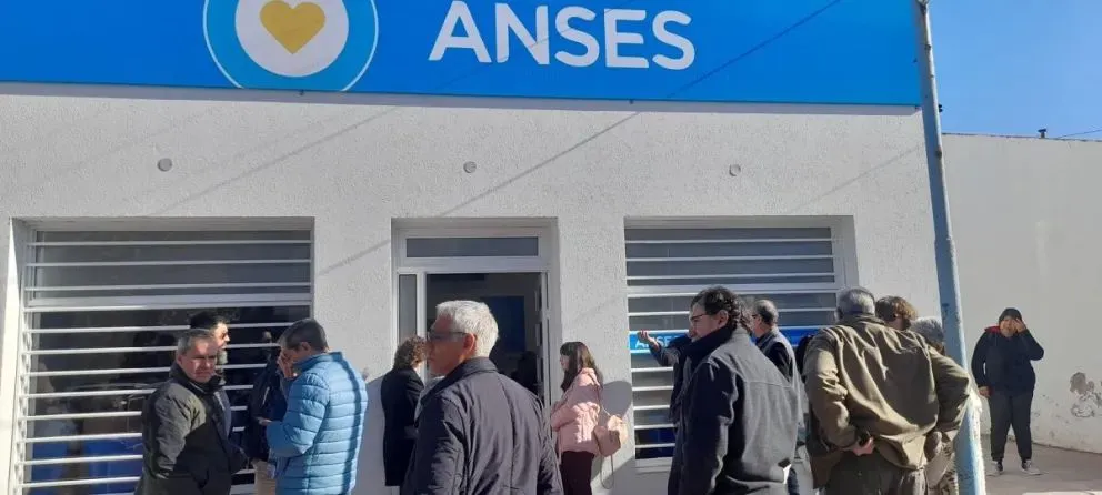 Confirman el cierre de oficinas de ANSES en la región y el despido de trabajadores