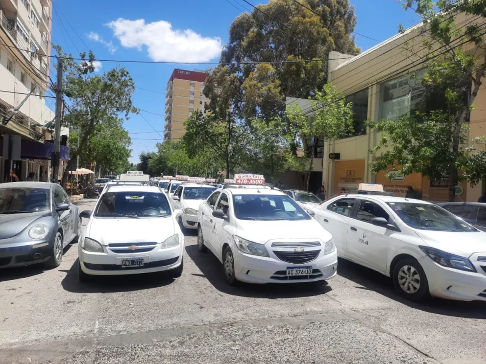 Taxistas exigen aumento mayor al propuesto por el municipio
