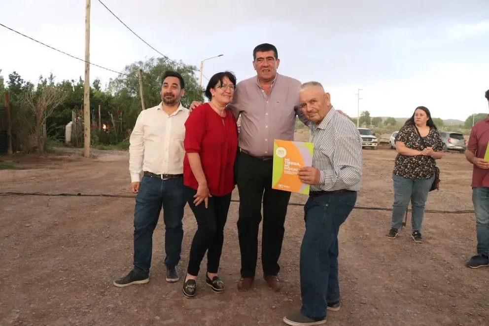 Una nueva etapa para un barrio de la ciudad: Entregaron escrituras e inauguraron obras