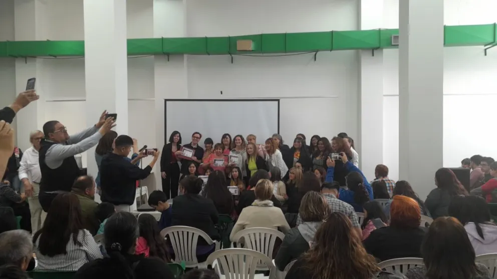 Mucha emoción en la entrega de los certificados de la escuela de Cáritas