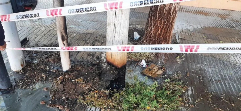 Dos veces prendieron fuego un poste en el centro cipoleño: piden circular con precaución