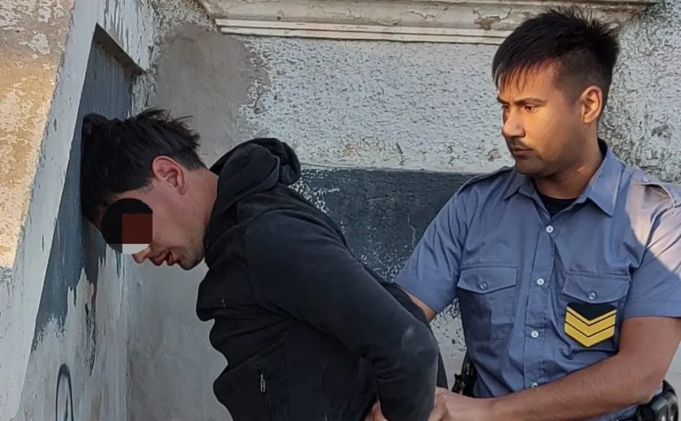 Atraparon a un joven de 24 por exhibir sus genitales a dos menores 