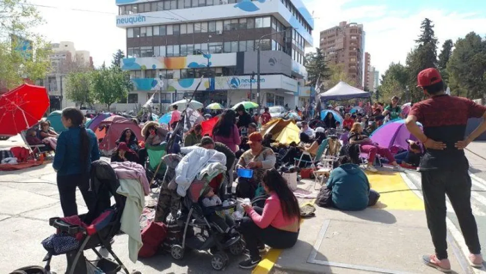 Organizaciones sociales exigen respuestas y protagonizan con un acampe en Casa de Gobierno