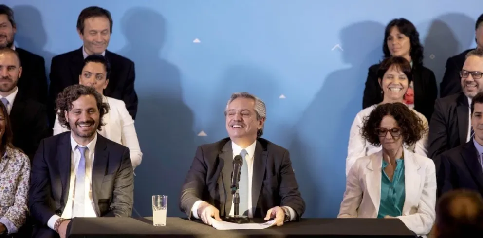 Renuncia masiva en el Gabinete de Fernández antes del traspaso de mando