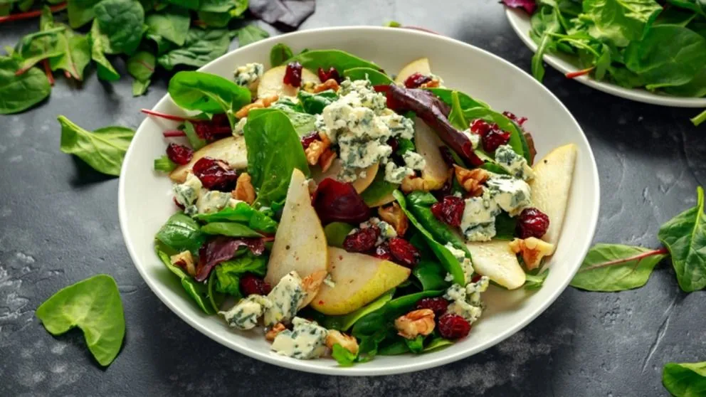 Paso a paso: deliciosa ensalada de rúcula con queso brie y aliño de miel