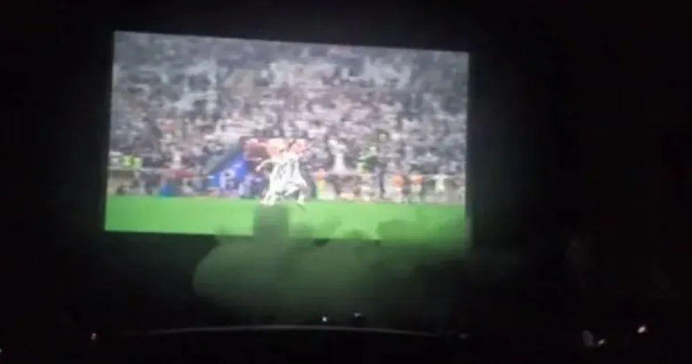 Un borracho abrió un matafuegos en la película "Muchachos" y tuvieron que salir todos evacuados